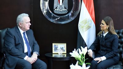  مفوض الاتحاد الأوروبي: الرئيس السيسي يقود مصر للقيام بدور محوري في المنطقة