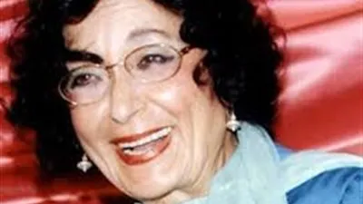 أشرف ذكي وزوجته ينعيان الراحلة محسنة توفيق