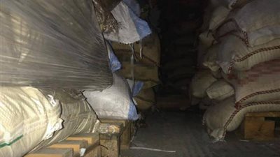 ضبط 4 أطنان أغذية منتهية ومخزنة بطريقة سيئة في جازان