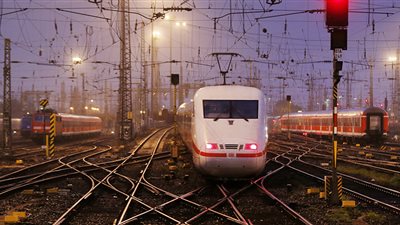 إصابة أكثر من 20 شخصًا في تصادم بين قطار وشاحنة في شمال ألمانيا (صورة)