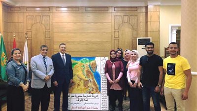 طلاب آداب بنها يهدون رئيس الجامعة أول خريطة مجسمة للجمهورية ضمن مشروعات التخرج