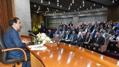 وزير البترول يعقد لقاءا موسعا مع الشباب الملتحقين ببرنامج السلامة والصحة المهنية