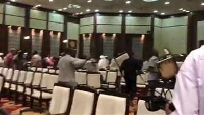 معركة بالكراسي بين أعضاء الأحزاب والقوى السياسية السودانية