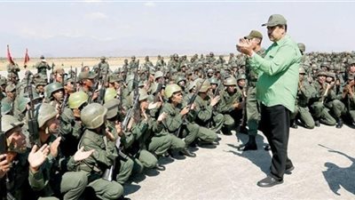 رئيس فنزويلا يضع قواته على الحدود مع كولومبيا في حالة تأهب قصوى