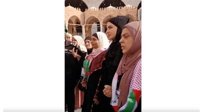 ملكة الأردن تؤدي العمرة مع فتيات يتامى (فيديو)