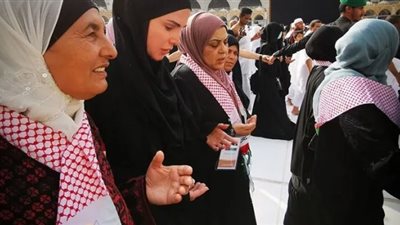 ملكة الأردن تؤدي العمرة مع سيدات وفتيات يتامى (صور وفيديو)