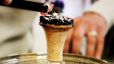 أستاذ بقصر العيني: حجر الشيشة الواحد يعادل 80 سيجارة (فيديو)