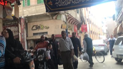 أجواء رمضانية مبهجة بمنطقة ميت حضر بالمنصورة لأكثر من 60 عامًا قبلة عشاق الخروب (فيديو)