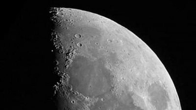 رصد قمر التربيع الأول في سماء المملكة.. غدًا