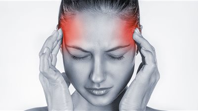 أستاذ بقصر العيني يضع روشتة لعلاج الصداع.. ويؤكد: 