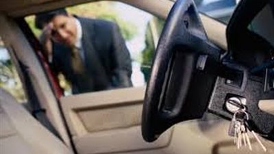 هذا ما عليك فعله إذا نسيت المفتاح داخل السيارة 