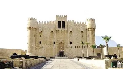 إزالة التعديات على نادي الصيد في منطقة قلعة قايتباي بالإسكندرية 