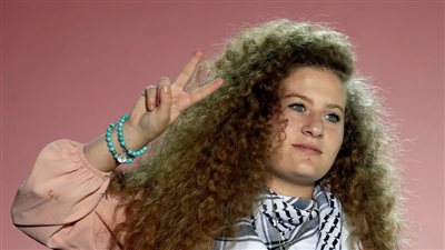 عهد التميمي تشارك في مسيرة مؤيدة للفلسطينيين بلندن