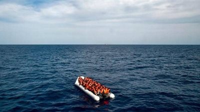 مالطا تنقذ عشرات المهاجرين بعد غرق زورقهم