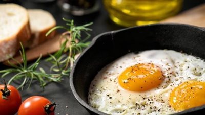 أخطاء تجنبيها عند قلي البيض في السحور 