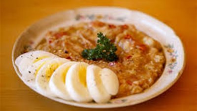 جهزي بيض بالطماطم وفول بالطحينة على مائدة السحور