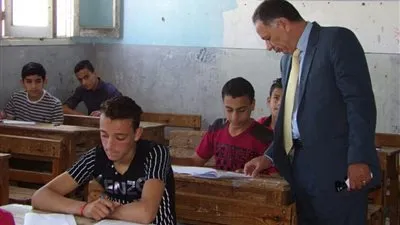 استبعاد ملاحظين بإحدى لجان امتحانات الإعدادية بدمياط 