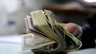 أبرزها النقود.. أشياء يجب غسل اليدين فورا بعد لمسها