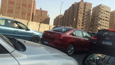 عاجل.. انقلاب سيارة نصف نقل على الدائري المتجه للمريوطية وتوقف الحركة 