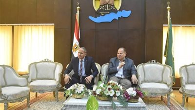 محافظ الفيوم يعقد اجتماعاً موسعاً لبحث الاستعدادات لامتحانات الصف الأول الثانوي