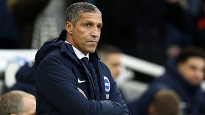 برايتون يعلن إقالة مدربه كريس هيوتون