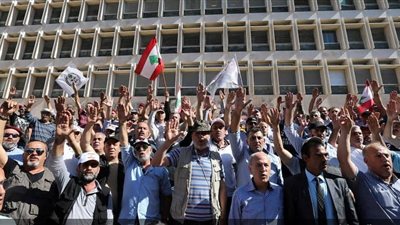 لبنان: عسكريون متقاعدون يسدون مداخل البنك المركزي 
