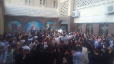 وصول جثمان كاهن كنيسة مامرقس لمطرانية مارجرجس لبدء مراسم العزاء (فيديو)