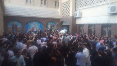 الصور الأولى لتشييع جثمان كاهن شبرا الخيمة الذي قتل على أيدي حارس الكنيسة