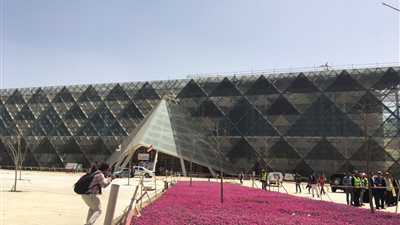 مدير مشروع المتحف الكبير: المصمم وضع رموز تسيئ لنا بالحائط الخارجي.. وهذا ما فعلناه (صور)