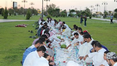 التطوع يبلغ ذروته لإفطار الصائمين في المدن السعودية