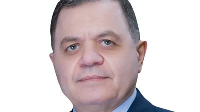 وزير الداخلية يكافئ شرطيا لأمانته وتسليمه مبلغا ماليا عثر عليه بالحسين