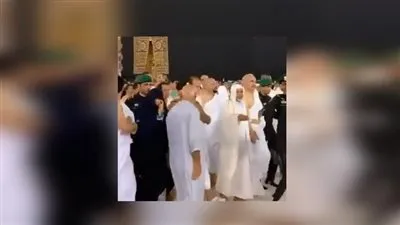 المشير خليفة حفتر يعتمر ويطوف حول الكعبة (فيديو)