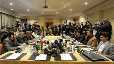 محادثات يمنية في عمان.. والشرعية تتمسك بإيرادات الموانئ