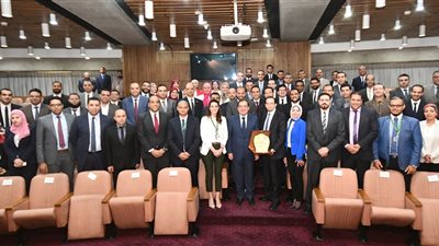   وزير البترول يلتقى الدفعة الأولى من برنامج المسار السريع لاعداد وتأهيل القيادات