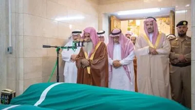 أمير المدينة يؤدي صلاة الميت على وزير الإعلام السابق علي الشاعر