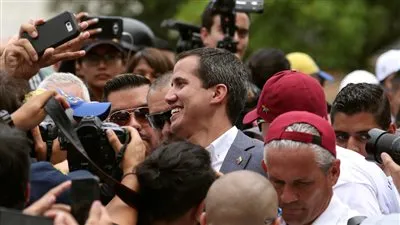 طرد عشرات الموالين لجوايدو وعائلاتهم من فندق في كولومبيا