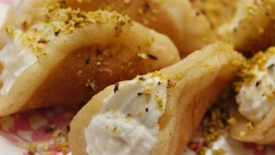 طريقة عمل القطايف المقلية بالقشطة والمكسرات (فيديو)