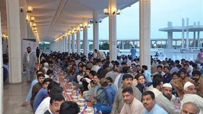 تدشين مشروع خادم الحرمين الشريفين لتفطير الصائمين في باكستان