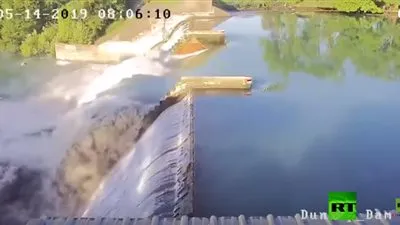 شاهد.. لحظة انهيار سد عمره 91 عامًا بأمريكا