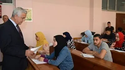 رئيس جامعة المنوفية يتابع بدء امتحانات الفصل الدراسي الثاني بكلية الآداب
