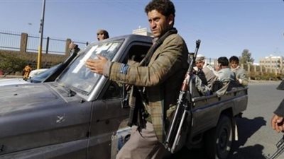 قيادي حوثي يعتدي على عمال إغاثة في إب