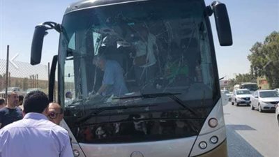 انفجار جسم غريب وتهشم زجاج أتوبيس سياحي بالرماية