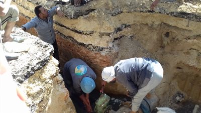 عمال مياه الفيوم يواجهون حرارة الجو في نهار رمضان بتنفيذ خطوط مياه للشرب 