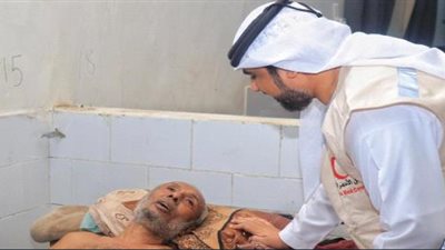 ممثل الهلال الأحمر الإماراتي يزور عدد من المرضى في مشافي عدن