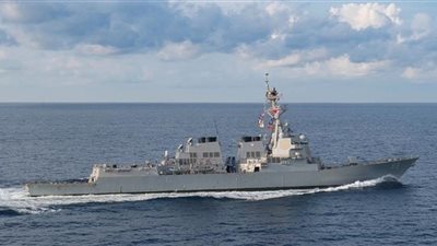 مدمرة أمريكية تبحر في بحر الصين الجنوبي
