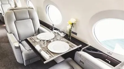 اعترافات مثيرة لمضيفة طيران على متن طائرات خاصة (صور)