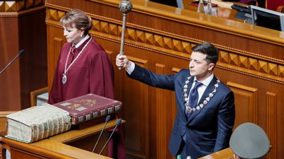 زيلينسكي يؤدي اليمين الدستورية رئيسا لأوكرانيا