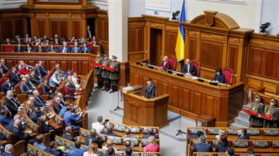 زيلينسكي يؤكد استعداده للحوار مع دونباس ويعلن حل برلمان البلاد