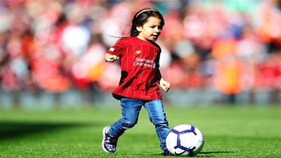 مكة محمد صلاح تخطف الأنظار من والدها في يوم تتويجه (صور)