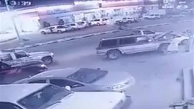 قائد سيارة يصدم دوريتي شرطة بالدير (بالفيديو)